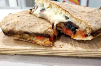 42. Kebab Indbagt Pizza